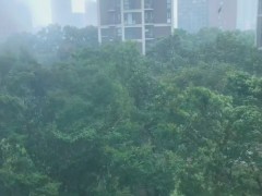 杭州暴雨中出现壮观雨幡 罕见景观引关注