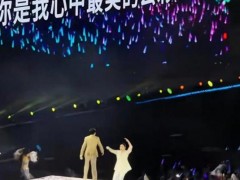 凤凰传奇成都演唱会秒变雨中蹦迪，现场画面曝光！