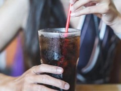 一天5瓶可乐喝成60岁脸 医生说了什么？