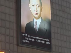 商场现钱学森巨幅海报 负责人回应 究竟如何回应？