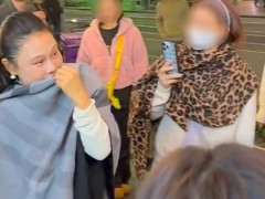 女生墨尔本街头翻唱遇袁娅维加入 即兴合唱燃爆现场