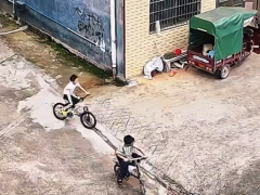 男孩骑车下坡失控撞出围墙 提醒：骑车下坡务必提前减速